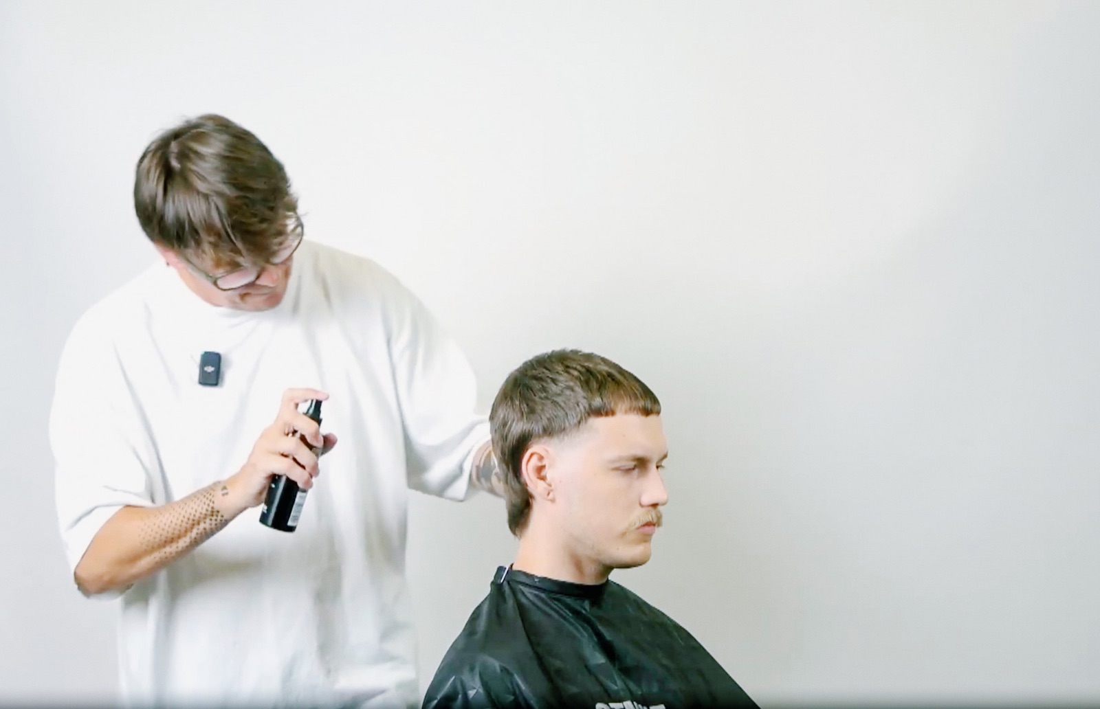 Kadr z kursu Modern Rugby Mullet w 68:06 - moment aplikacji STMNT Grooming Spray