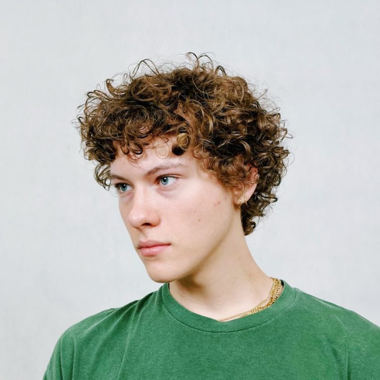 Square Curly Cut – Anastasiia Verbitskaya