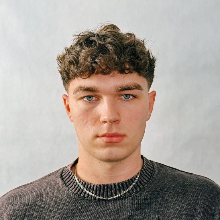 Taper Fade na włosach kręconych – Albert Banaszek