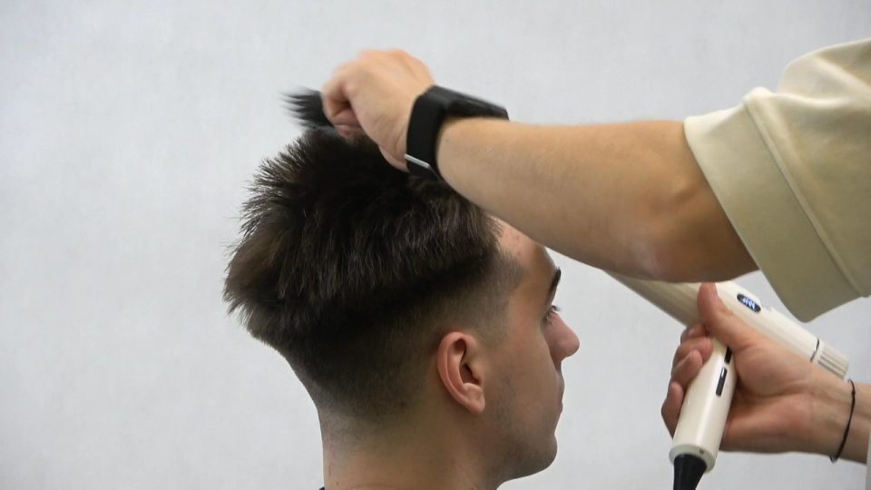 Quiff męski: jak powstaje, dla kogo i jak go nosić