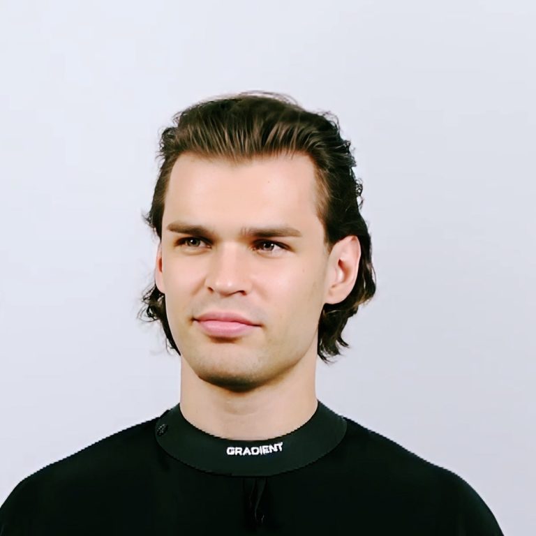 Technika kwadratu na dłuższych włosach męskich – Michał Lewiński