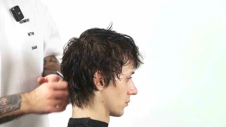Wolf cut męski: jak powstaje, dla kogo i jak go stylizować